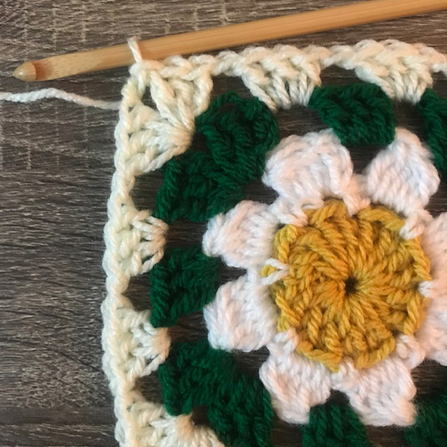 How to crochet a Daisy granny square wiht Erica Jackofsky for Lion Brand yarn